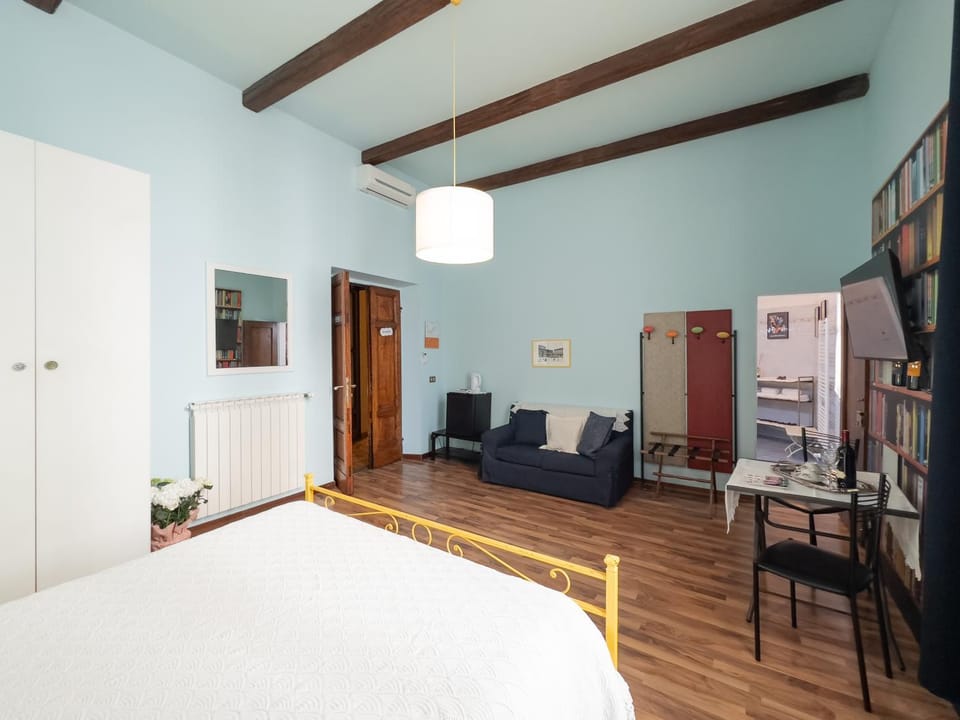 Property building, Bed, TV and multimedia, Living room, Photo of the whole room, Seating area, Bedroom, hair dresser, oven, wardrobe