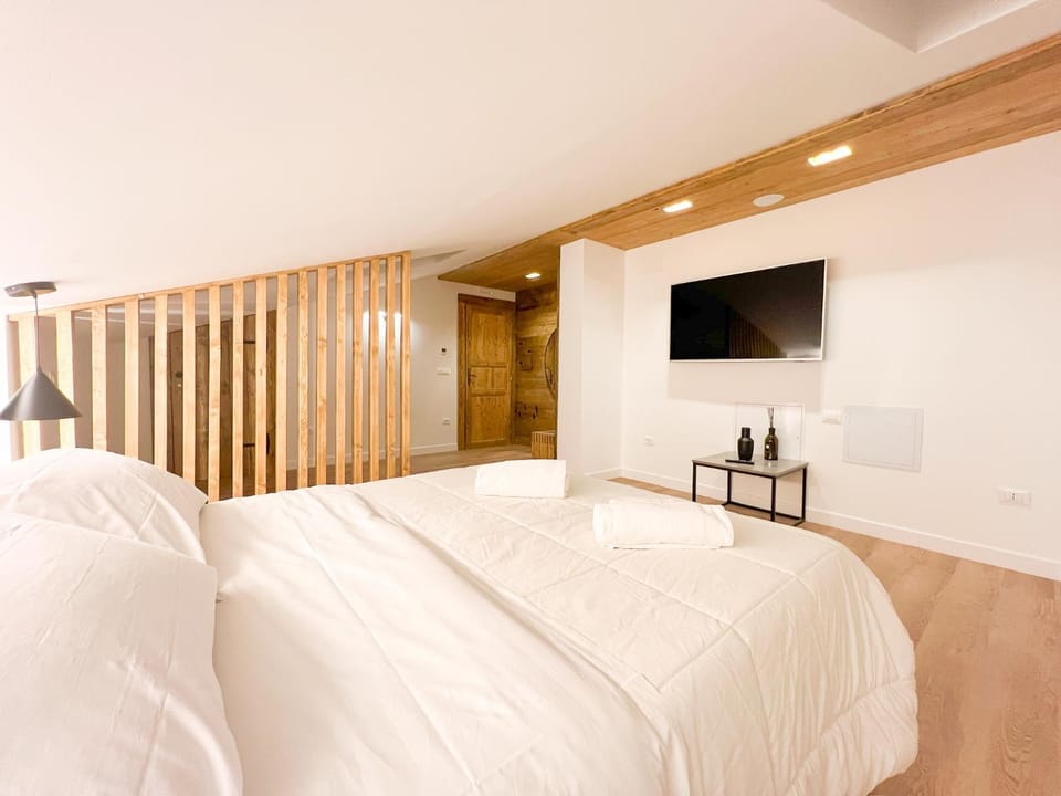 Bed, TV and multimedia, Photo of the whole room, Bedroom
