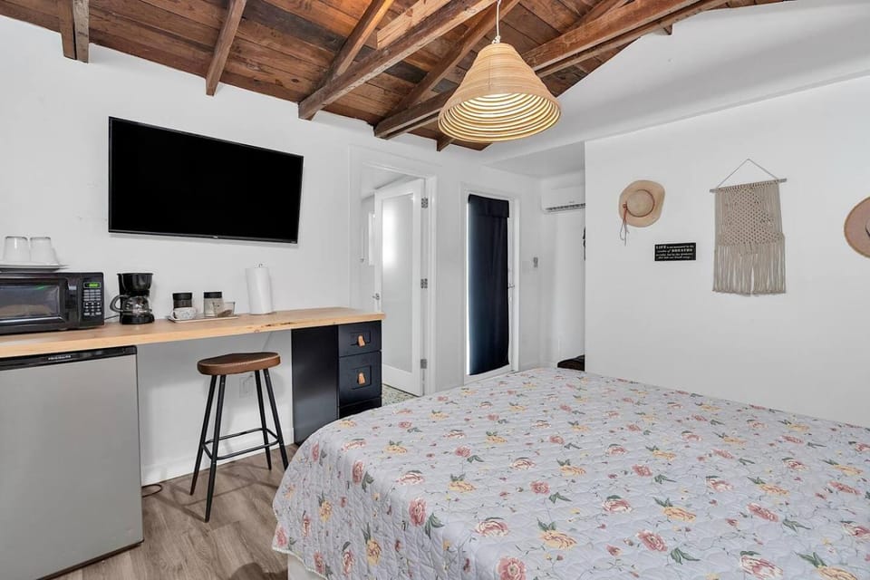 Private Studio Cabin steps from Calle 8 Cabin in Coral Gables