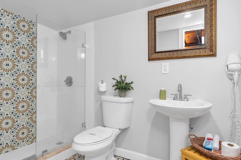 Private Studio Cabin steps from Calle 8 Cabin in Coral Gables