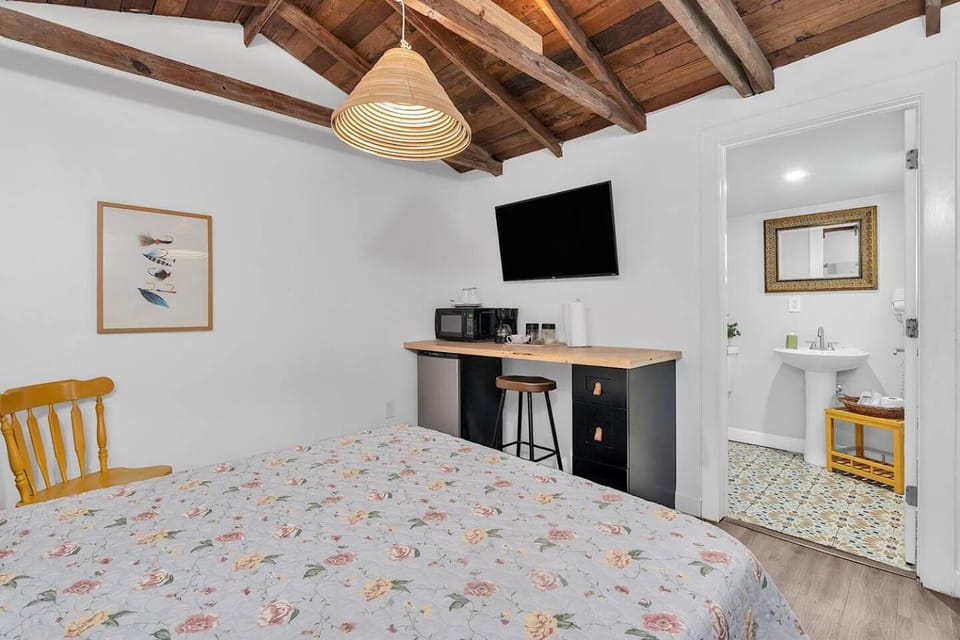 Private Studio Cabin steps from Calle 8 Cabin in Coral Gables