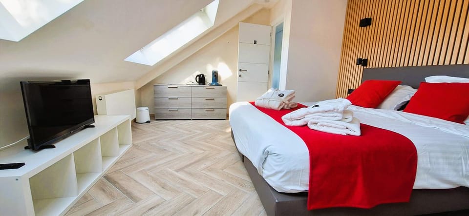 Bed, TV and multimedia, Photo of the whole room, Bedroom, towels