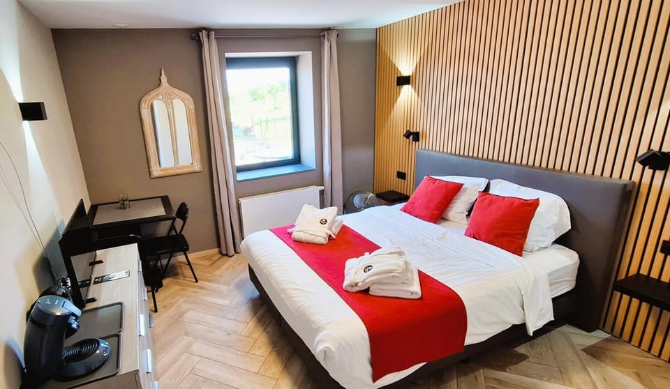 Bed, TV and multimedia, Photo of the whole room, Bedroom, towels