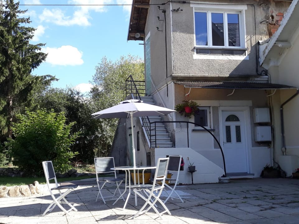 Property building, Patio, Nearby landmark, Facade/entrance, Natural landscape, Garden, Balcony/Terrace