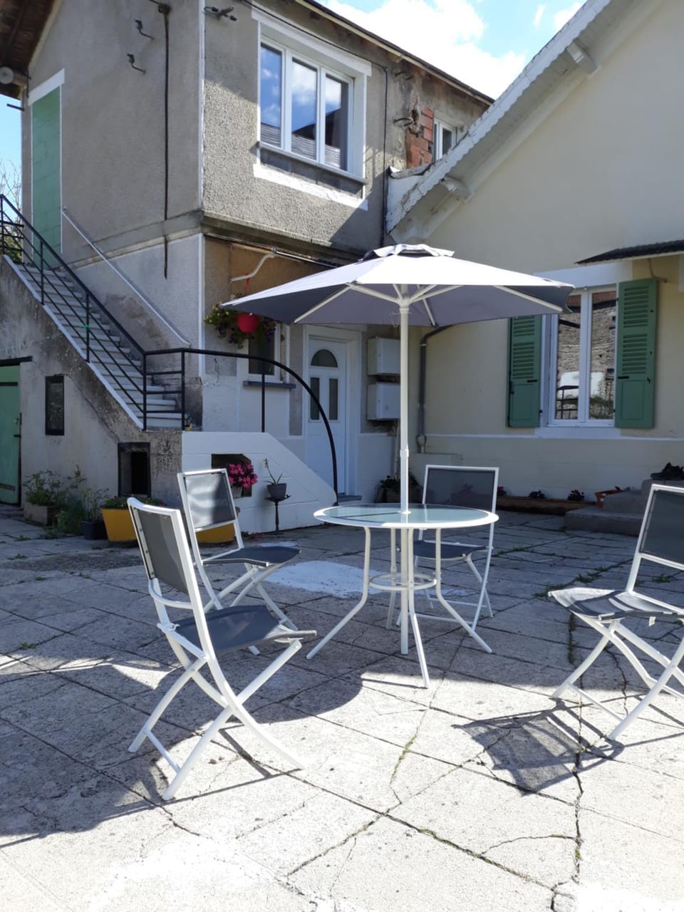 Property building, Nearby landmark, Facade/entrance, Balcony/Terrace