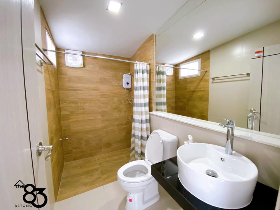 The 83 Betong GuestHouse Bed and Breakfast in Kedah