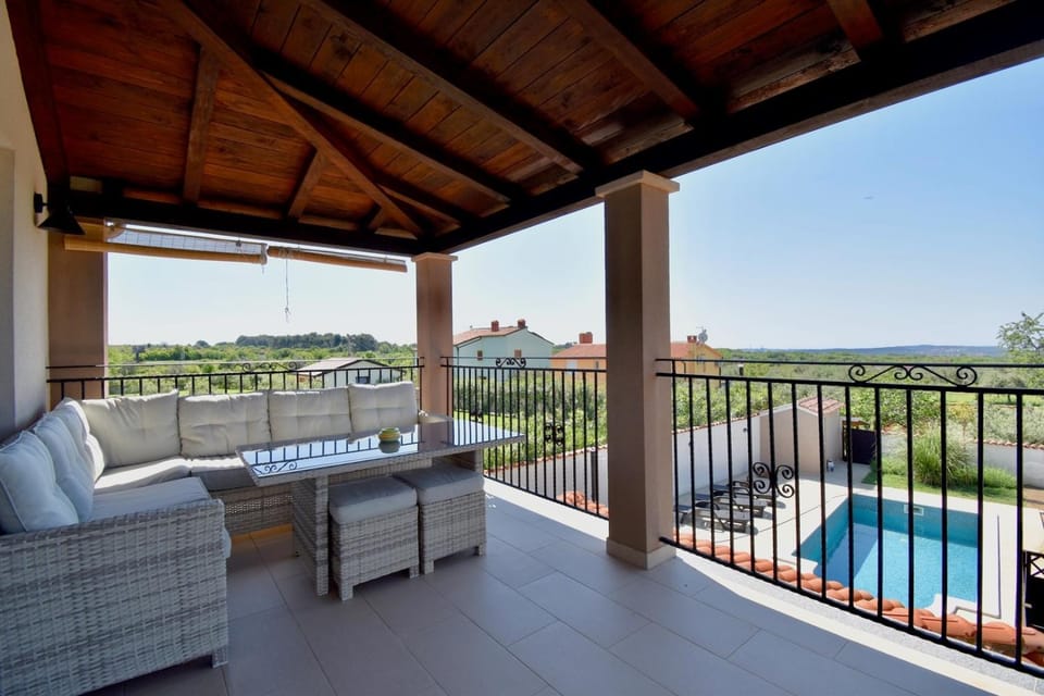 Spacious apartment with private pool Apartment in Vodnjan