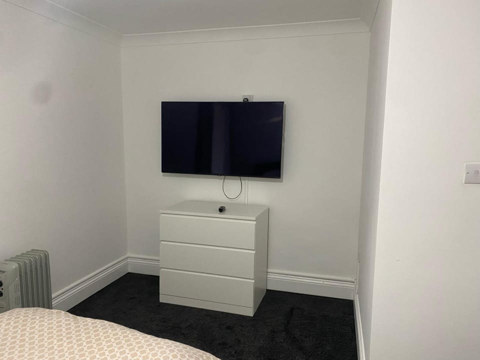 Bed, TV and multimedia, Bedroom