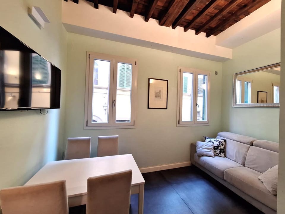 TV and multimedia, Seating area, Dining area
