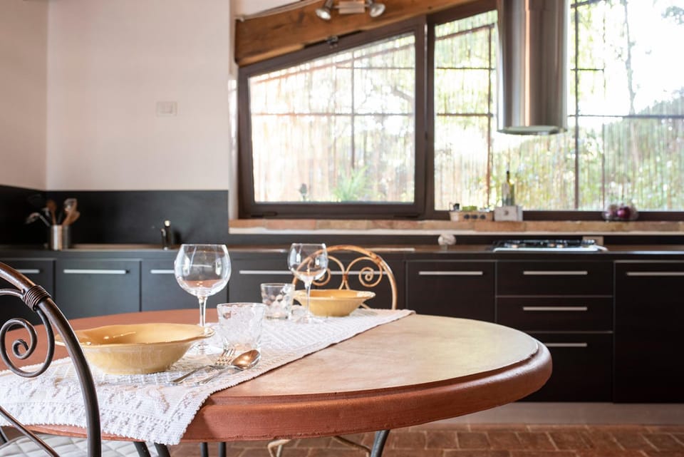 Kitchen or kitchenette, Decorative detail, Seating area, Dining area