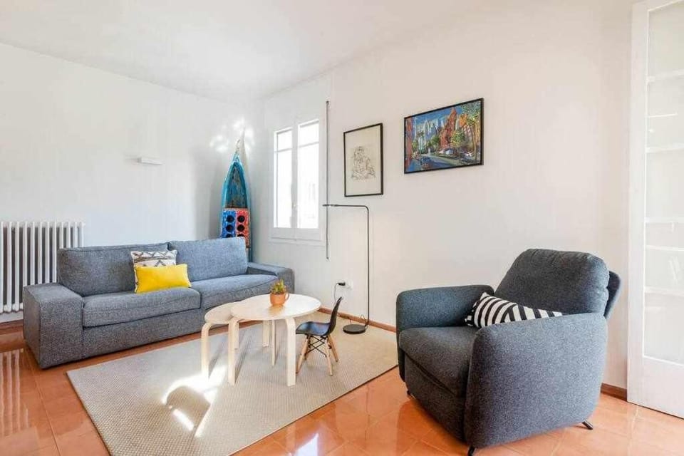 New top floor apt with a lot of light & air-con Apartment in Girona