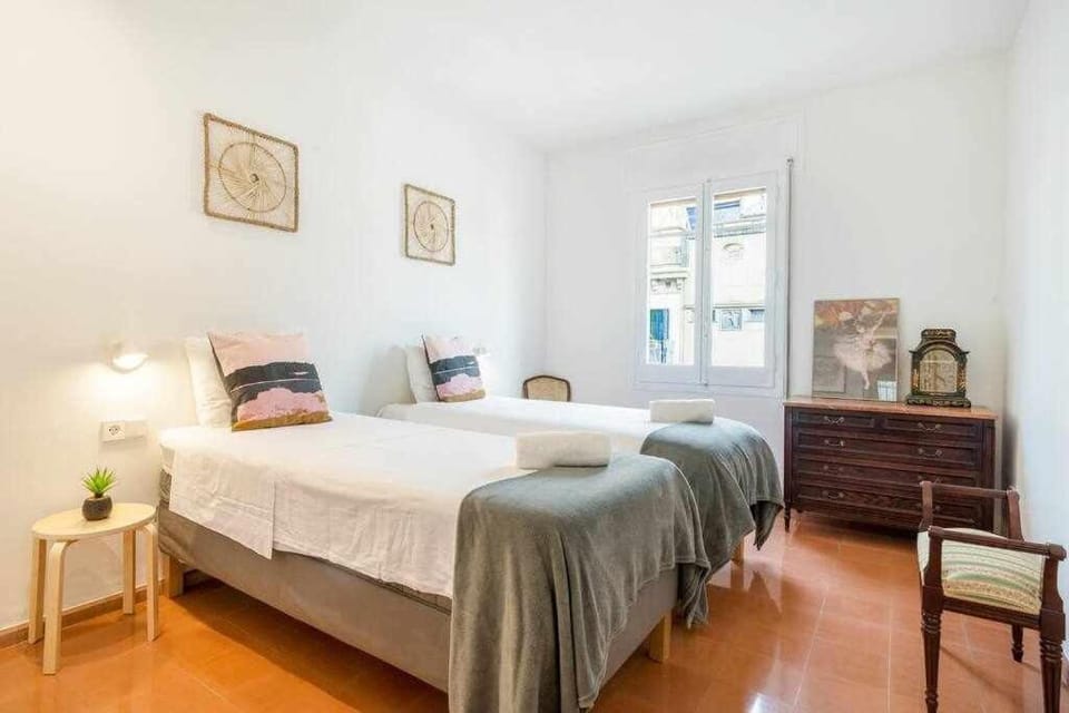 New top floor apt with a lot of light & air-con Apartment in Girona
