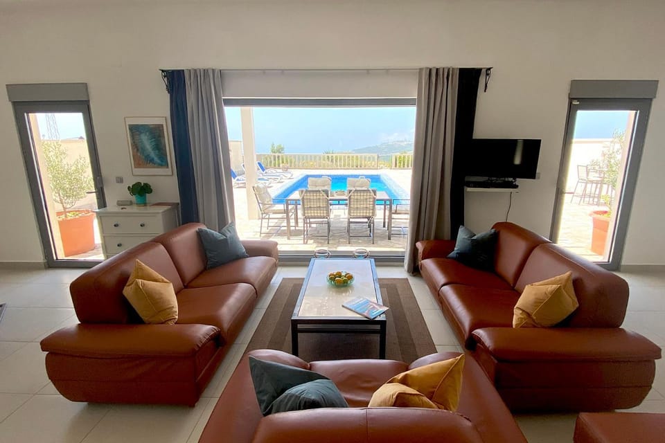 TV and multimedia, Living room, Seating area, Evening entertainment, Pool view