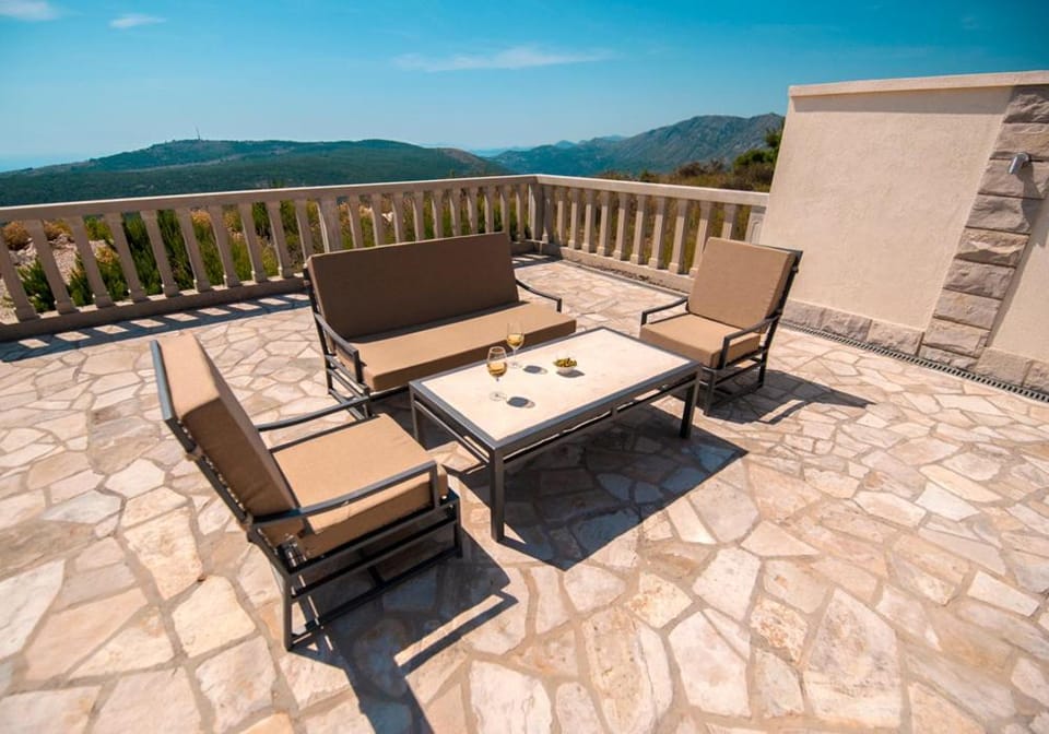 Patio, Day, View (from property/room), Balcony/Terrace, Seating area, Mountain view