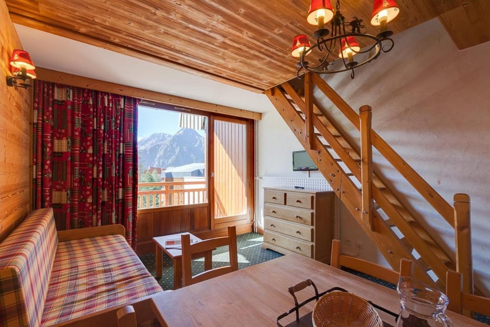 Living room, Seating area, Dining area, Mountain view