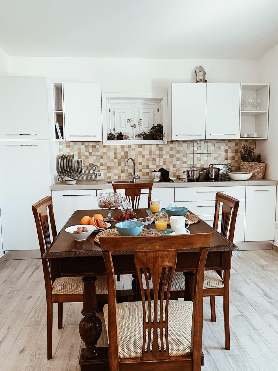 Kitchen or kitchenette, Living room