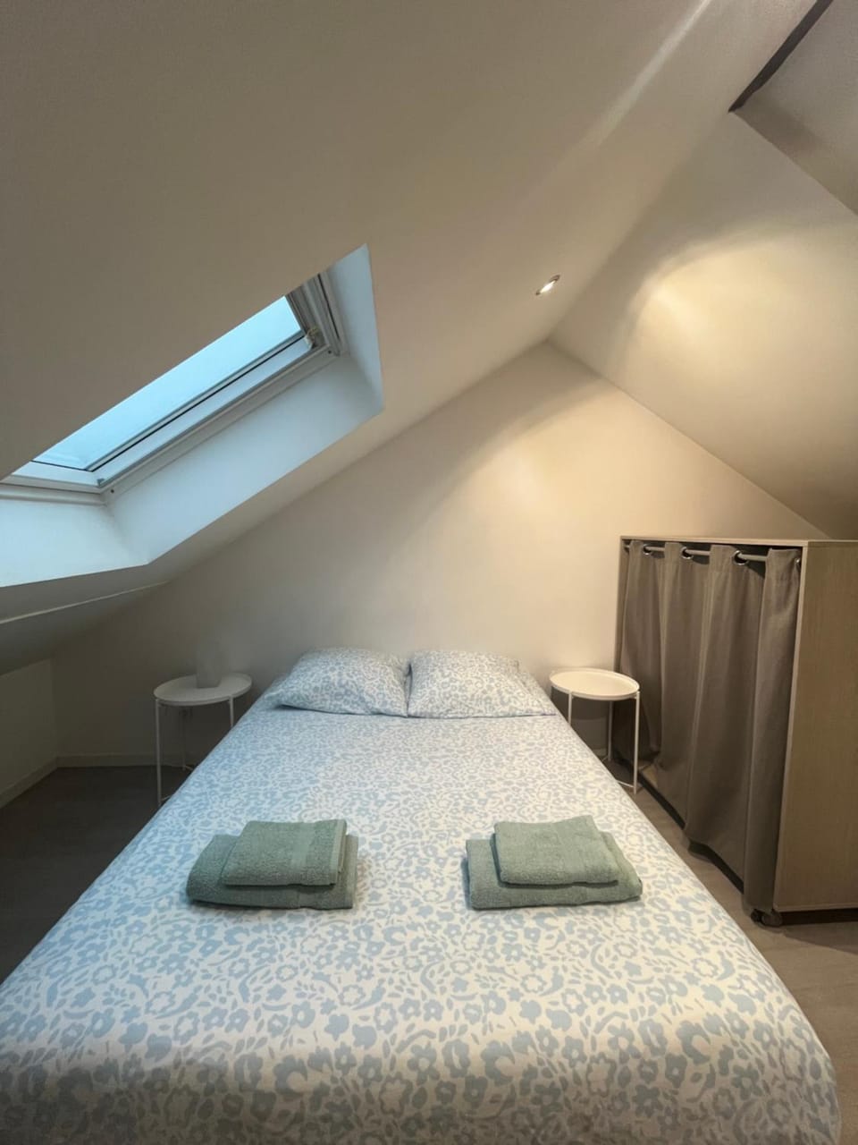 Bed, Photo of the whole room, Bedroom, towels
