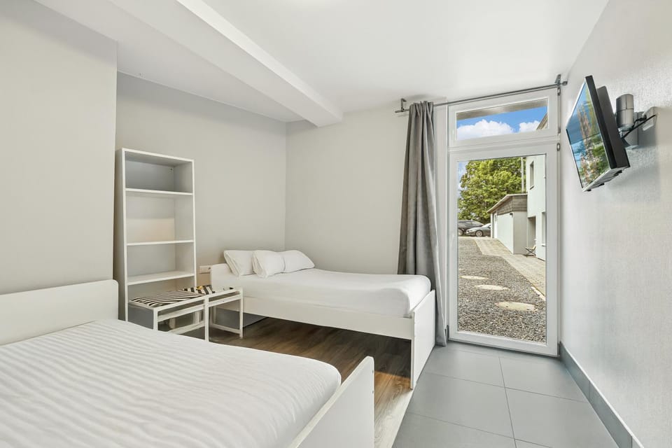 Bed, TV and multimedia, Photo of the whole room, Bedroom
