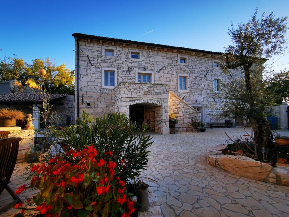 Property building, Natural landscape, Swimming pool, Breakfast, Parking