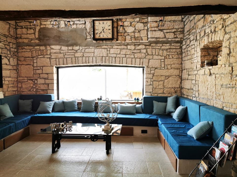 Property building, Communal lounge/ TV room, Living room, Lobby or reception, Seating area, Family