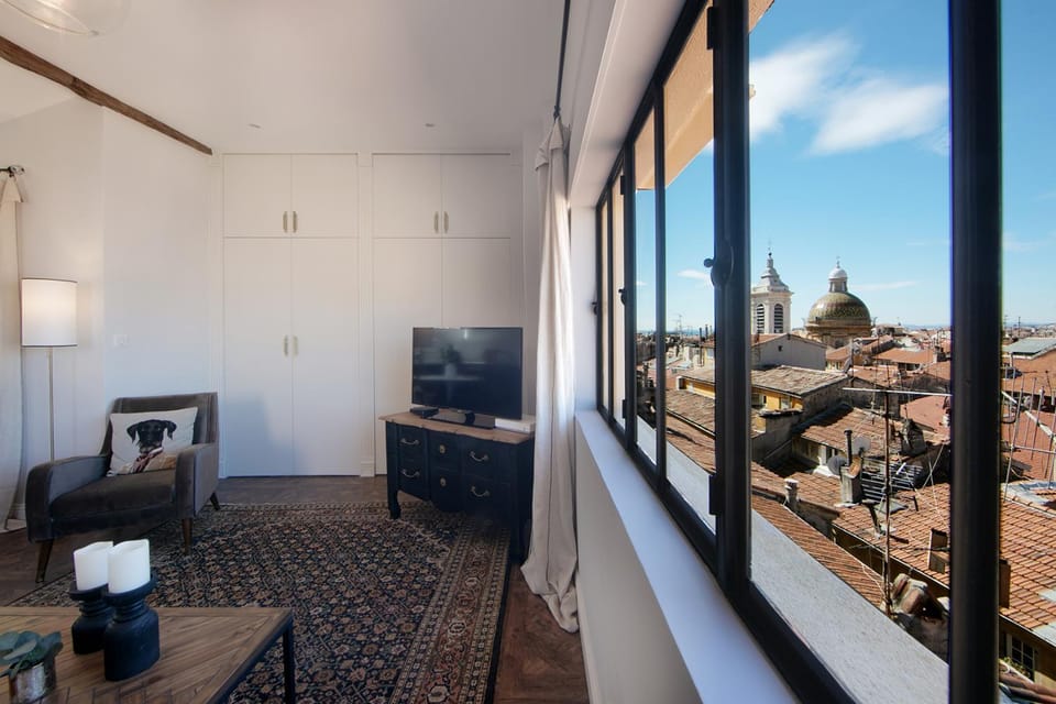 COCOON LOFT - MAGNIFIQUE LOFT SOUS TOIT, REFAIT A NEUF, VUES SPLENDIDES, CLIM, WIFi Apartment in Nice