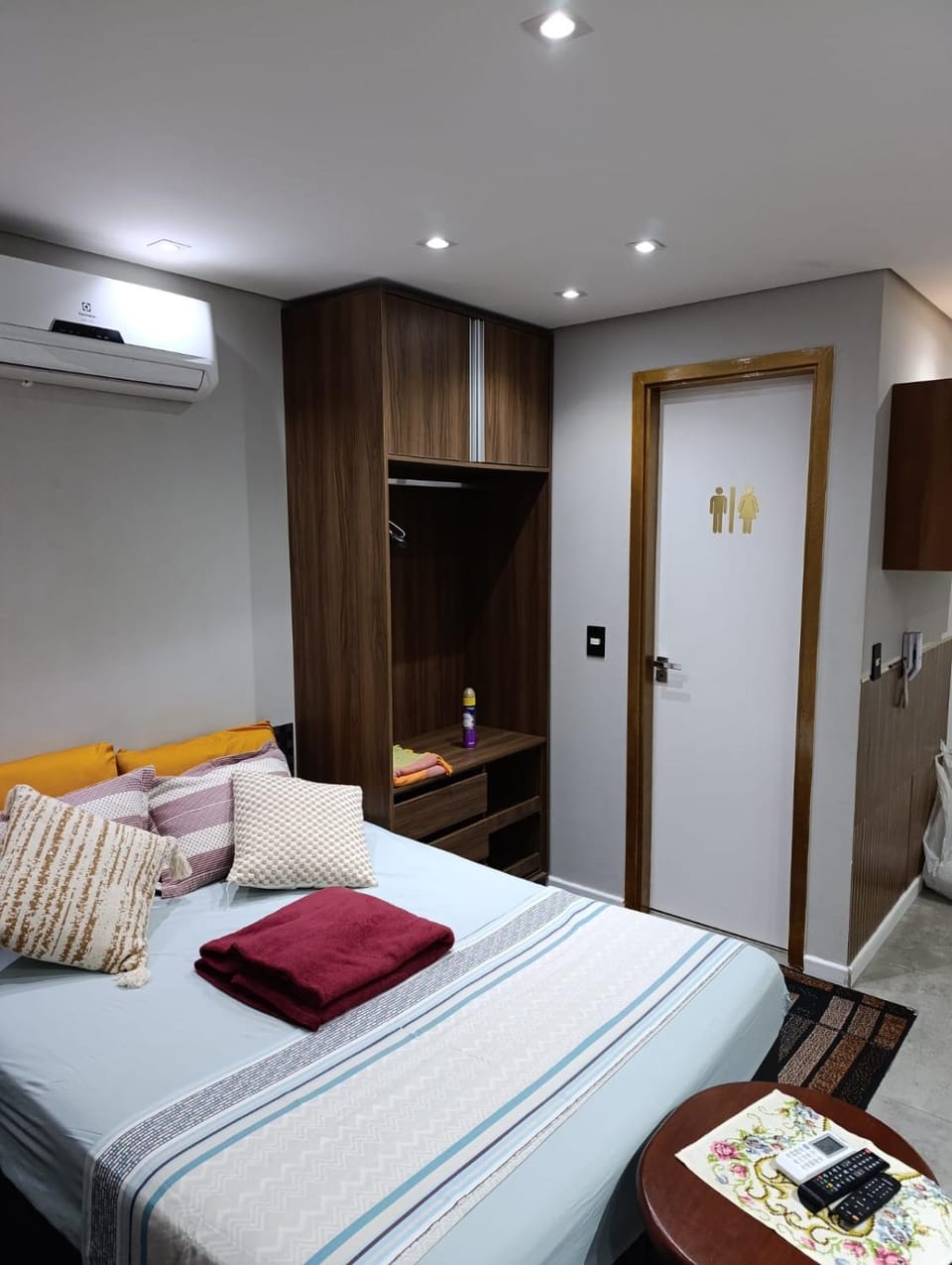 Photo of the whole room, air conditioner