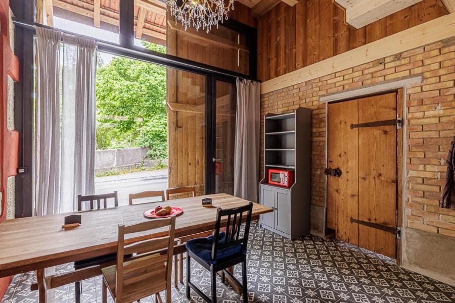 Kitchen or kitchenette, Dining area