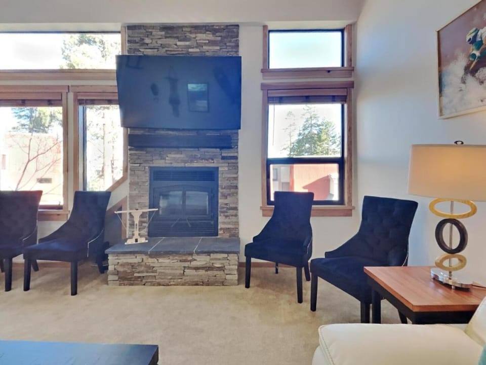 Spacious Slopeside 3 Bedroom with Loft PLUS Onsite Ski and Snowboard Rentals! Unit 692 at 1849 Apartment in Mammoth Lakes
