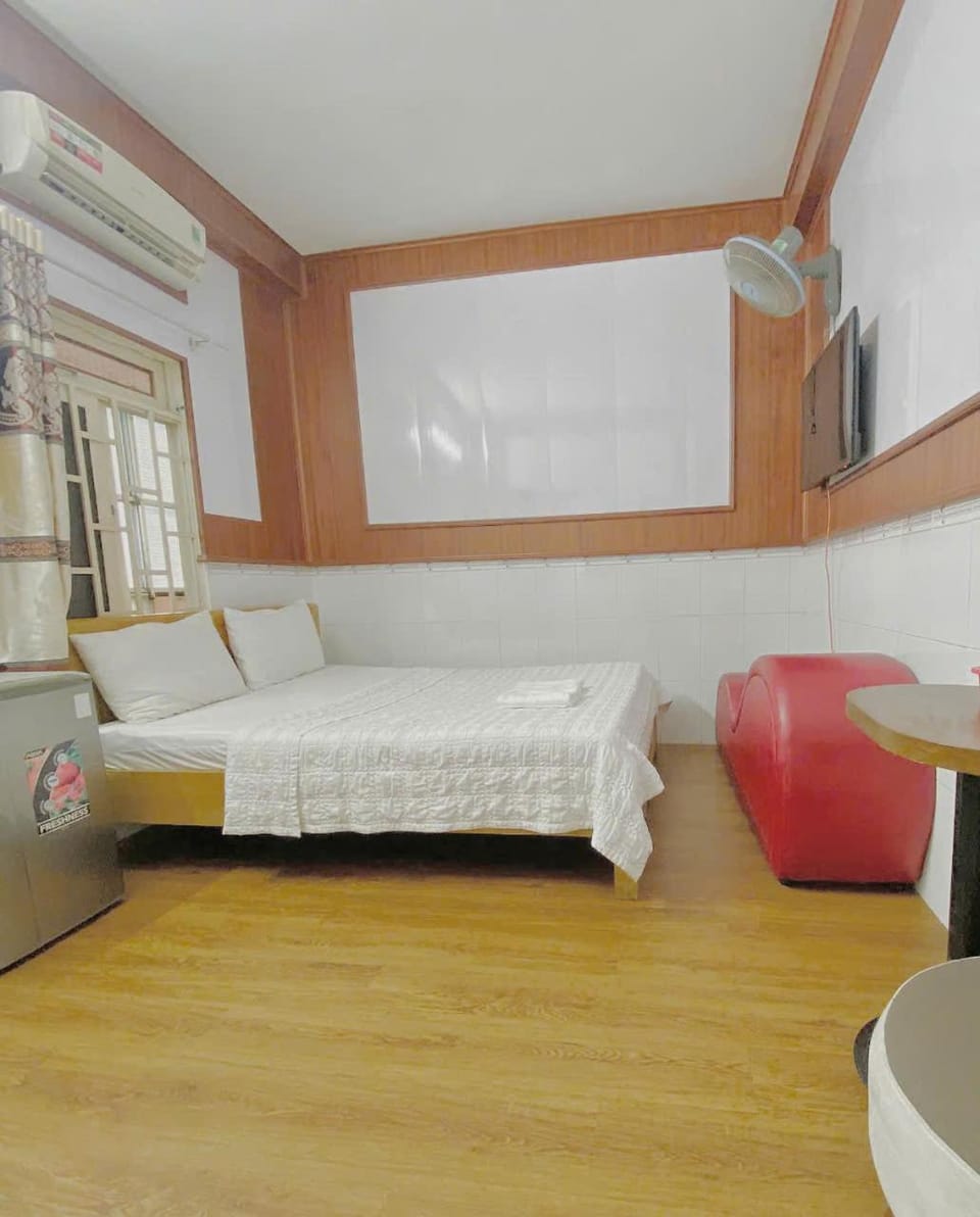 Bed, Seating area, Bedroom, air conditioner