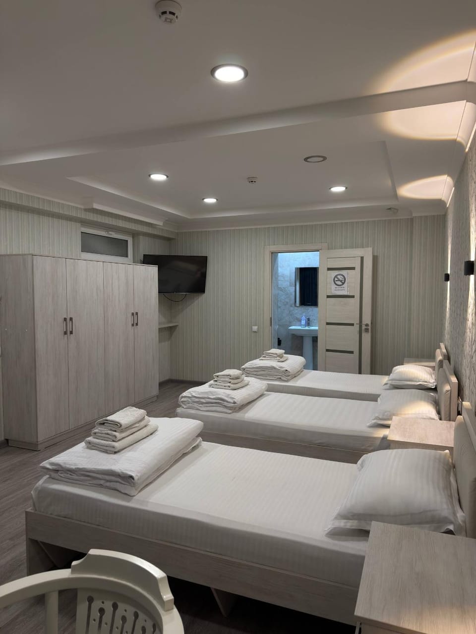 Bed, TV and multimedia, Photo of the whole room, Bedroom, towels, wardrobe, air conditioner