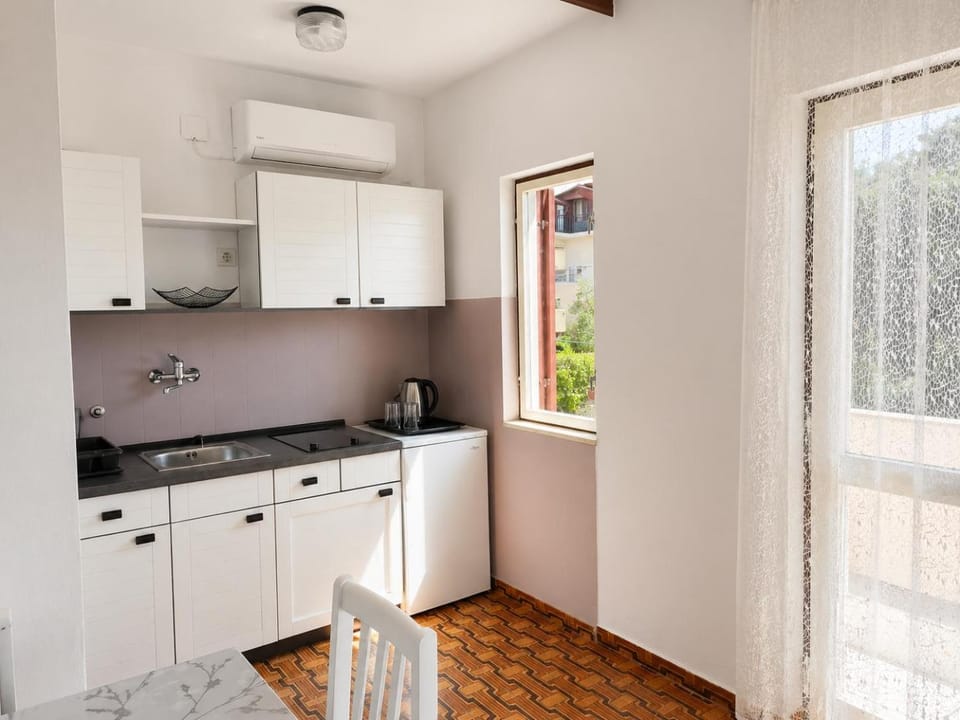Dining area, kitchen