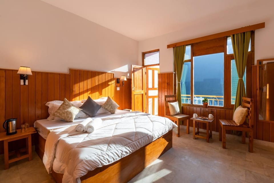 Day, Natural landscape, Photo of the whole room, Seating area, Bedroom, Autumn, On site, Mountain view