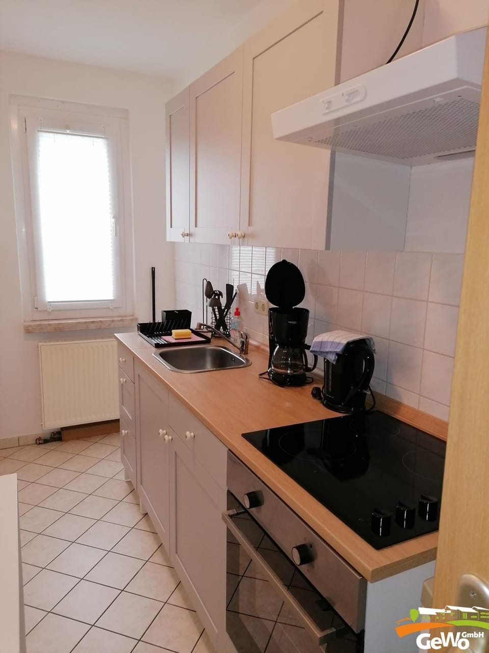 Coffee/tea facilities, Kitchen or kitchenette, stove