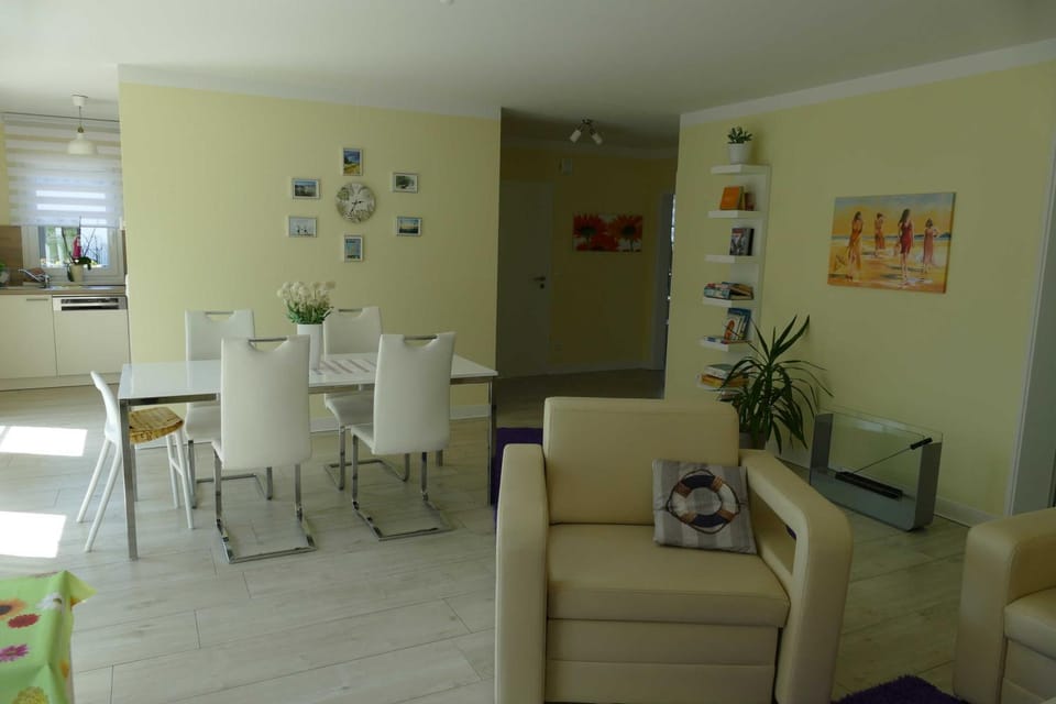 Seating area, Dining area