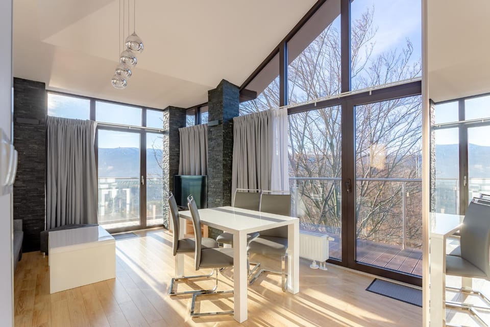 Dining area, City view