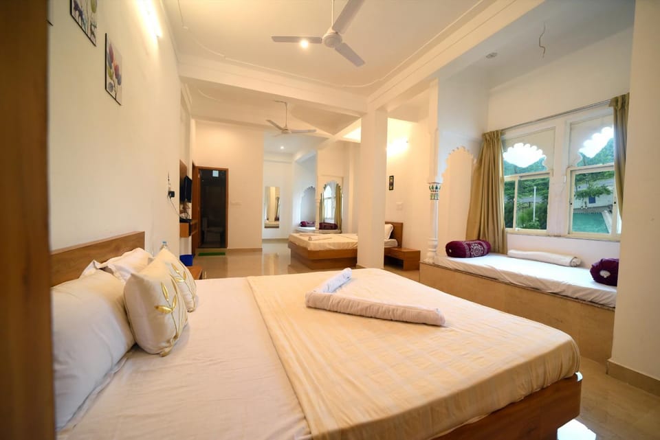 Bed, Garden view, Mountain view, Pool view, towels
