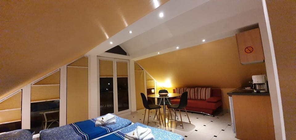 Photo of the whole room, Seating area