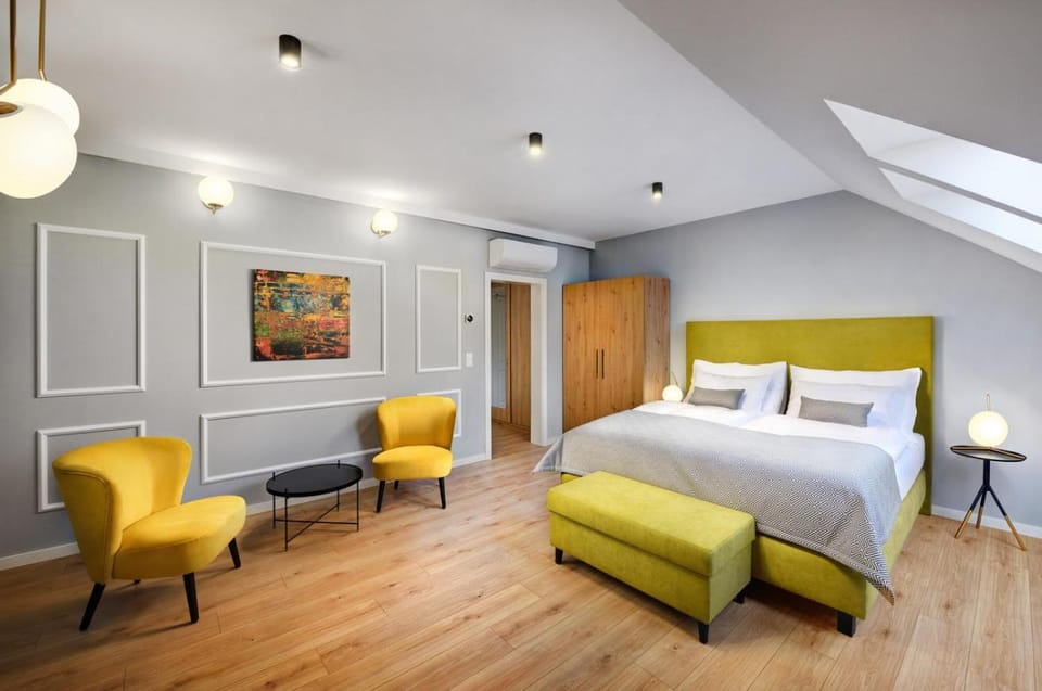 Photo of the whole room, Seating area, Bedroom