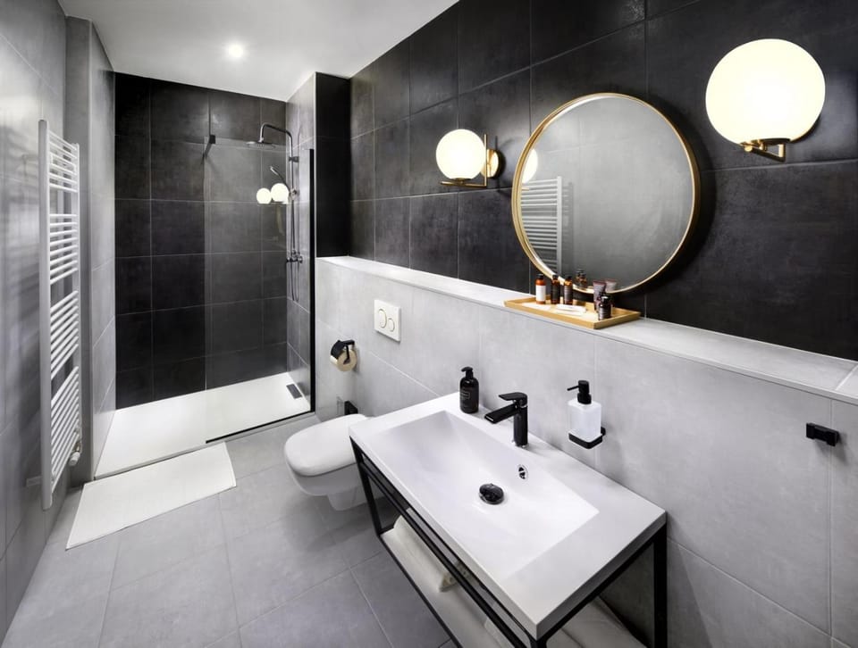 Shower, Toilet, Bathroom, towels