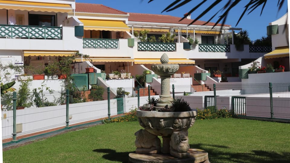 Property building, Garden, Balcony/Terrace