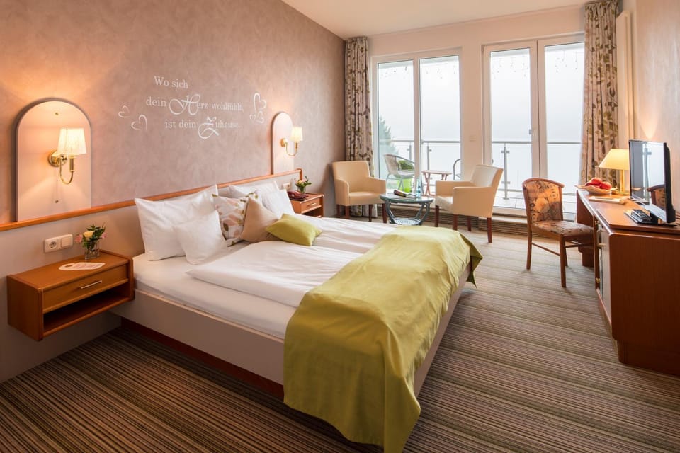 Photo of the whole room, Lake view