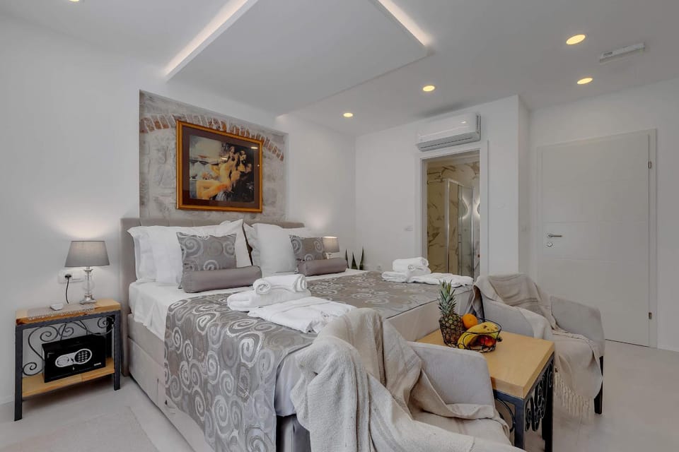 Bed, Seating area, Bedroom, air conditioner