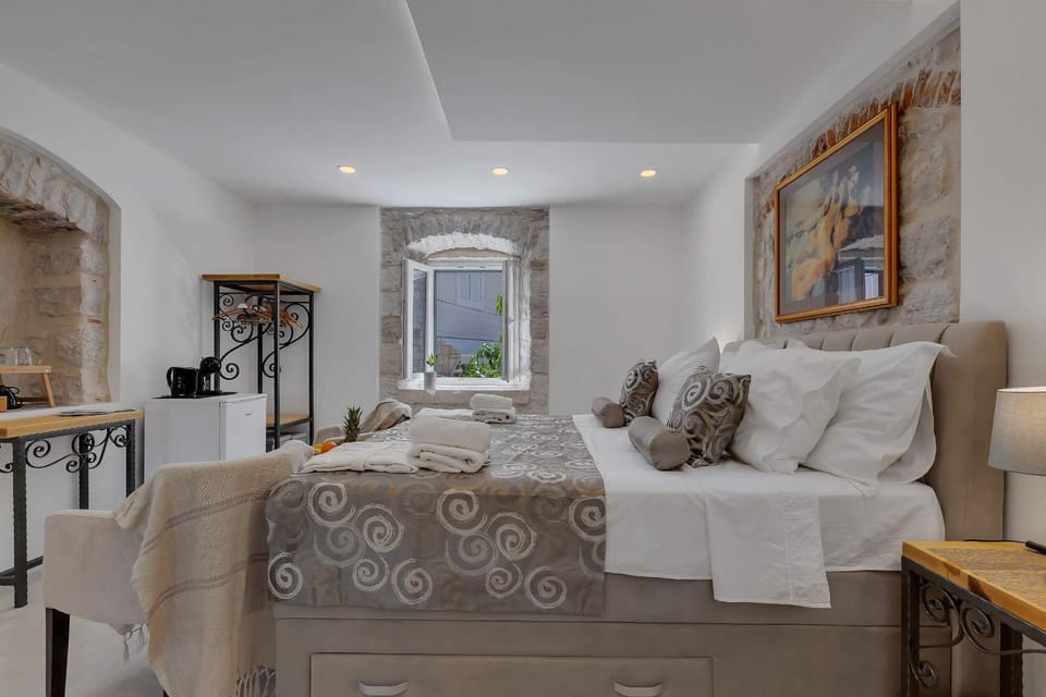 Bed, Seating area, Bedroom, towels