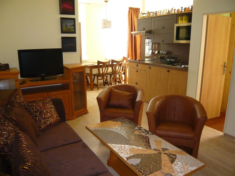 Kitchen or kitchenette, Seating area