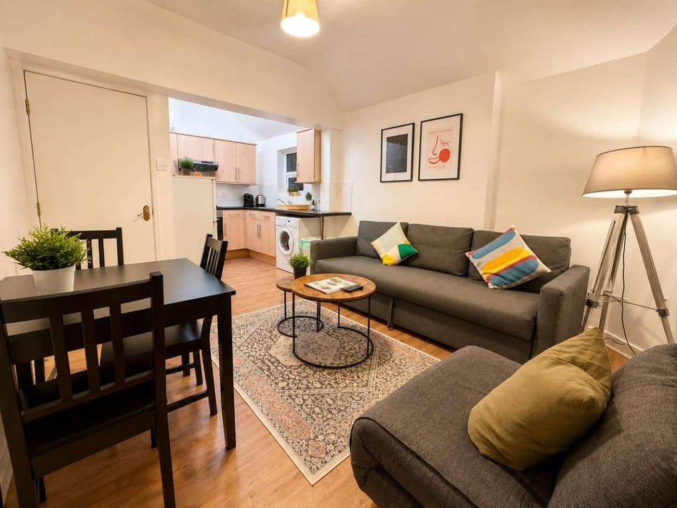 Space For Groups, 10 mins from centre with parking! Apartment in Cardiff