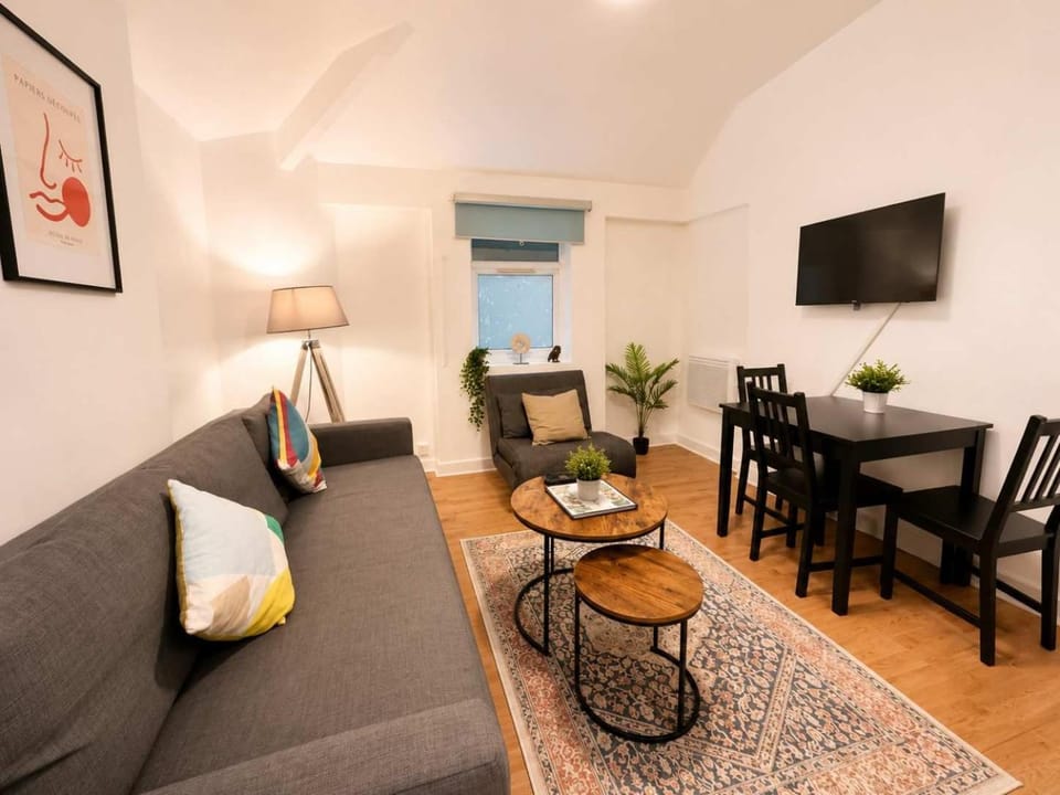 Space For Groups, 10 mins from centre with parking! Apartment in Cardiff