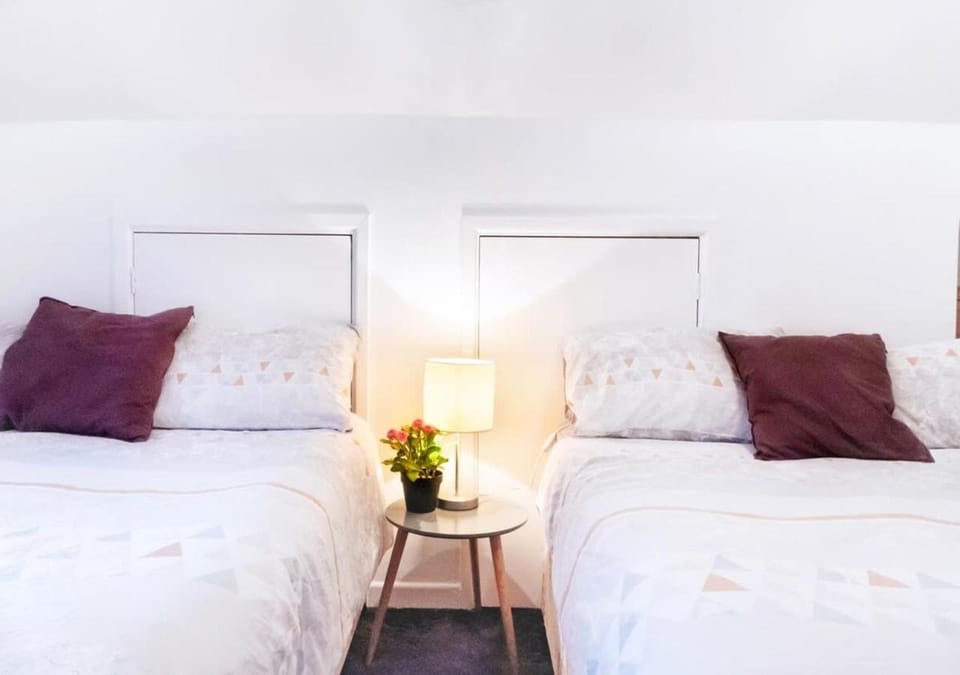Apartment up to 9 close to Centre, big TV and WiFi Apartment in Cardiff