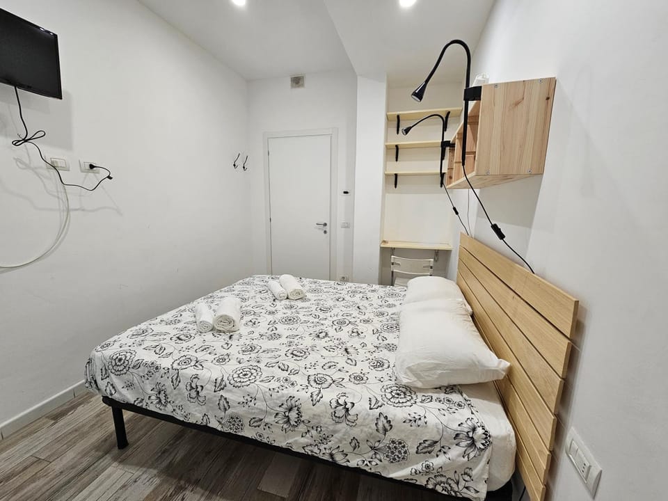 Bed, TV and multimedia, Photo of the whole room