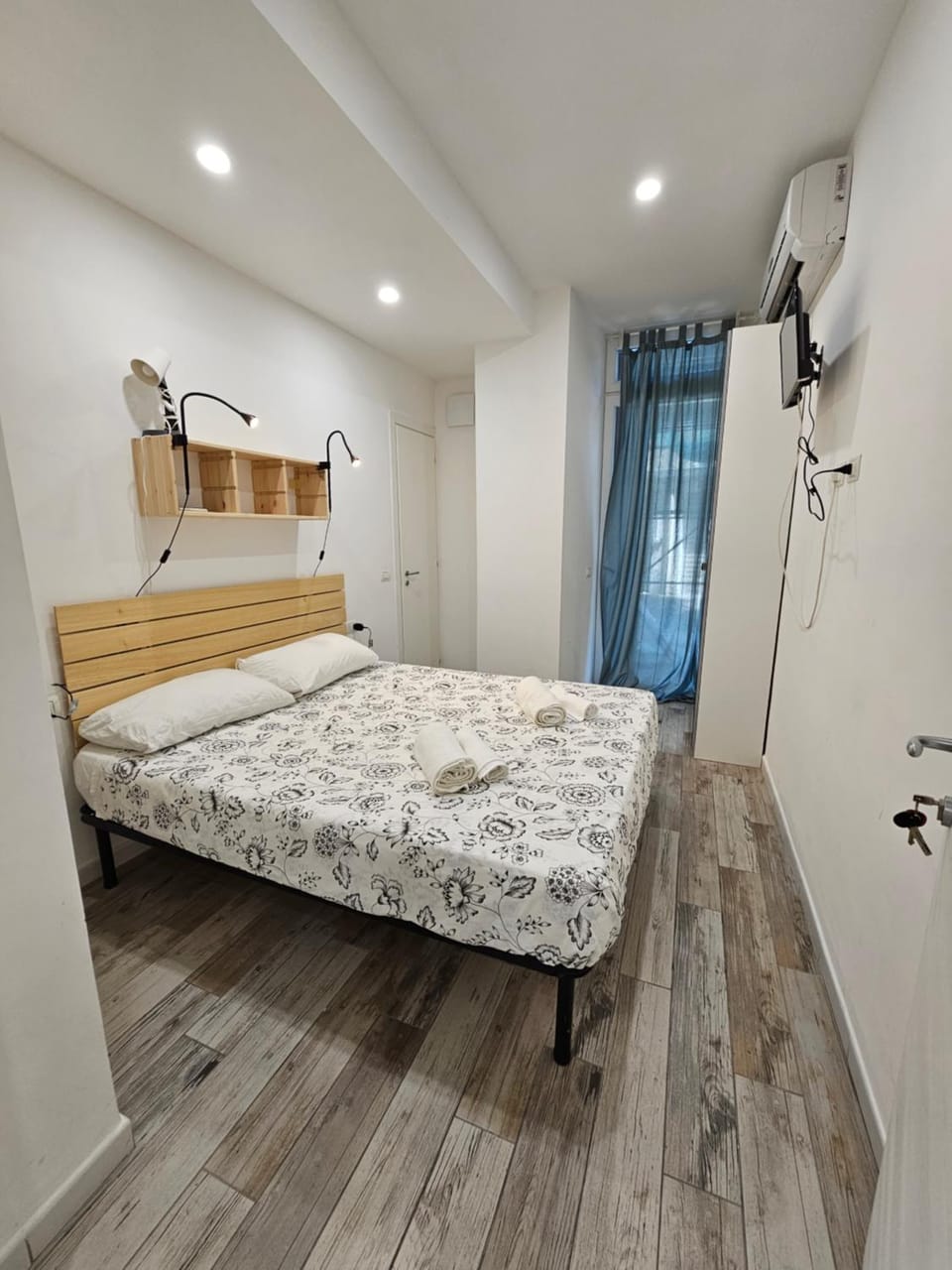 TV and multimedia, Photo of the whole room, Bedroom, towels, wardrobe