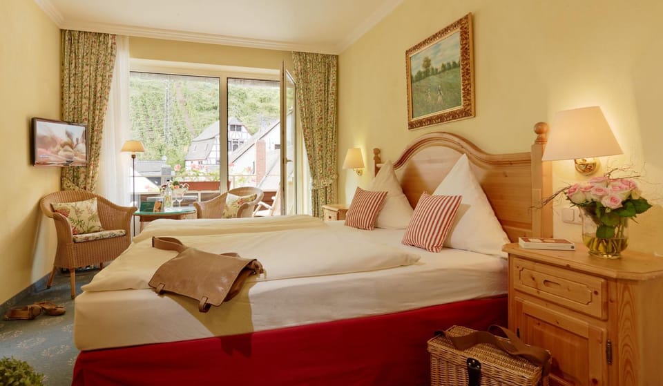 Bed, TV and multimedia, Photo of the whole room, Street view, Quiet street view